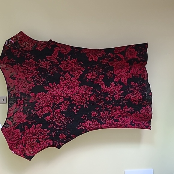 Pretty lace top with cap sleeves - Picture 3 of 9